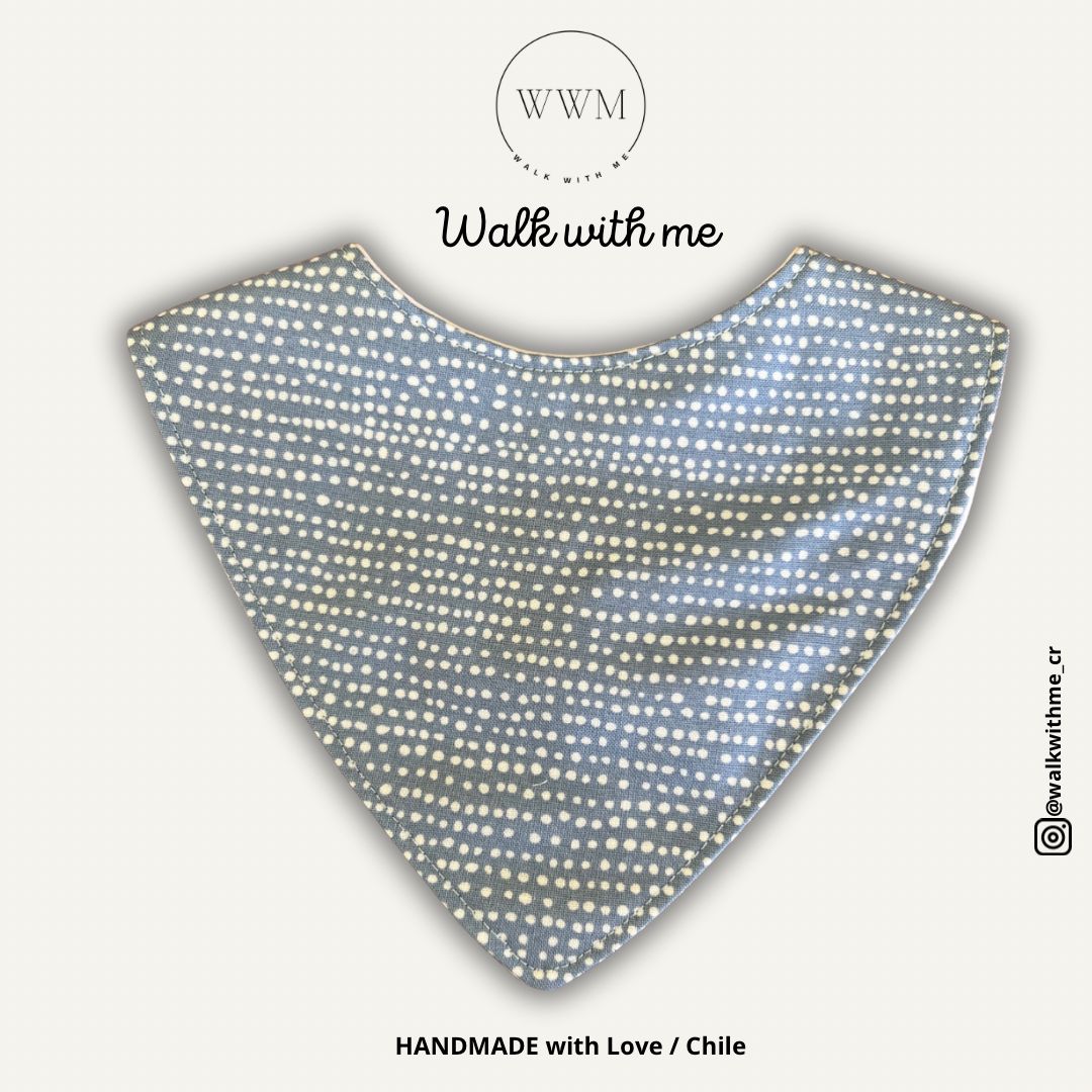 Babero celeste con puntos blancos