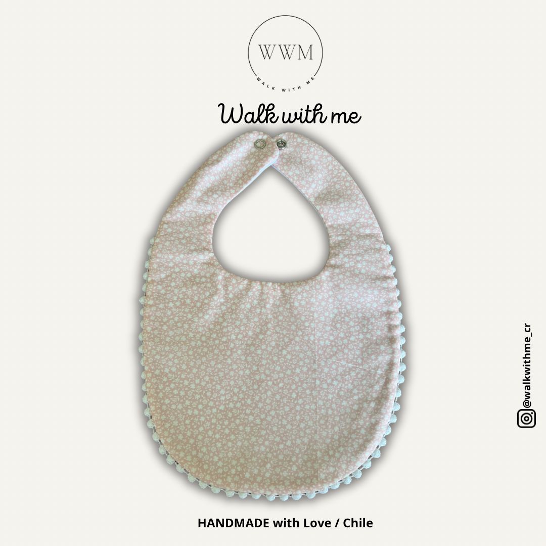 Babero rosa con pequeñas flores blancas