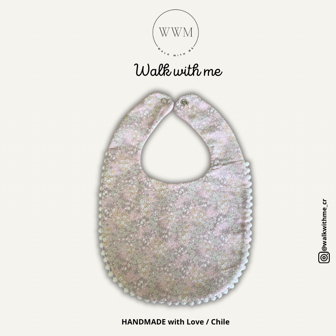 Babero pequeñas flores blancas